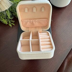 Travel‎ jewelry case.